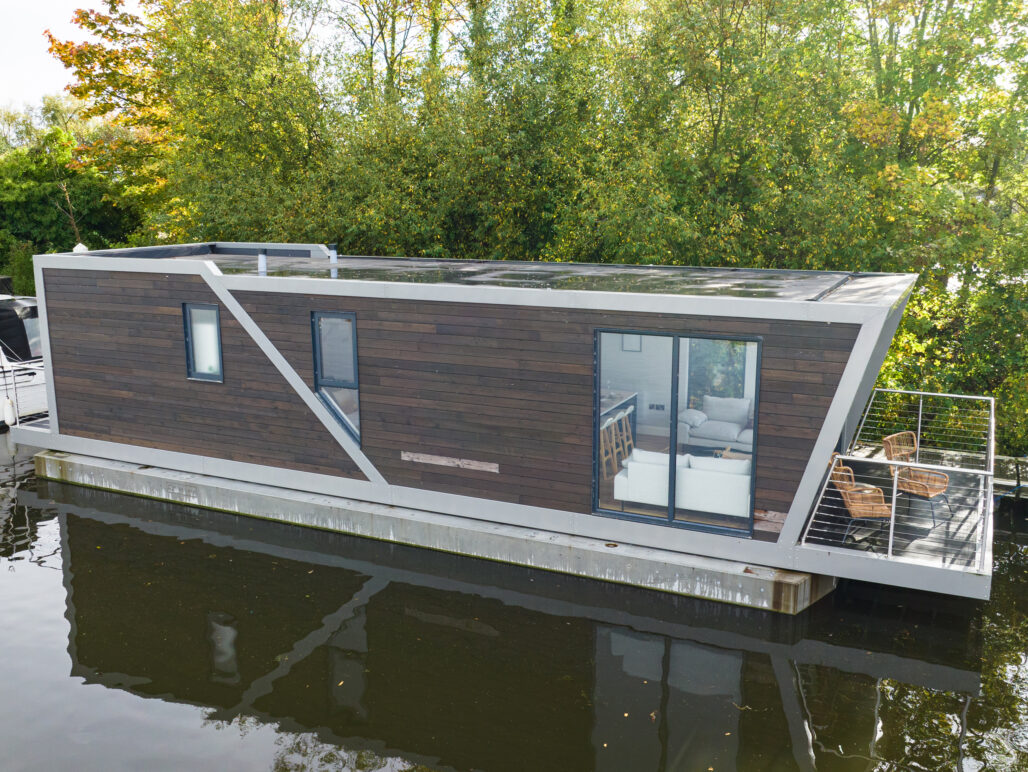 R500 houseboat