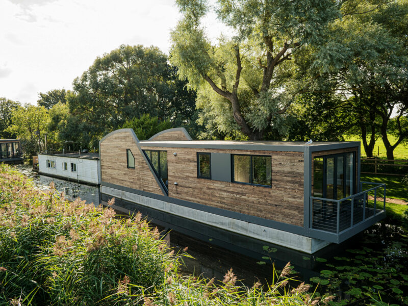 R750 houseboat Chichester