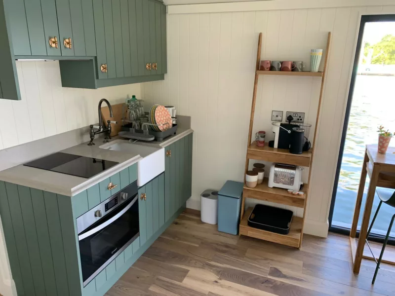 Bespoke kitchen with Belfast sink